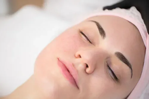 cosmetic-dermatology-treatment-jetpeel-girl-on-table-receives-procedures